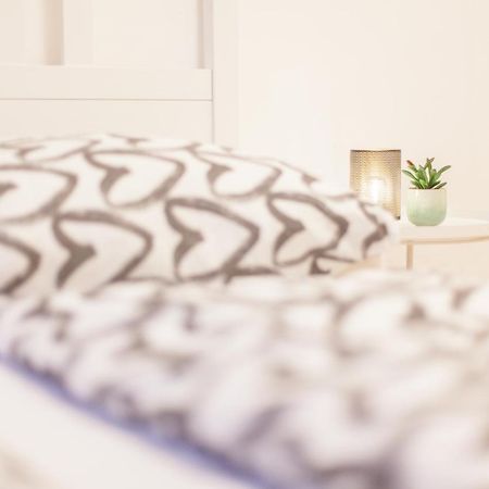 Tm Aparts Dortmund Dış mekan fotoğraf A bed with a throw