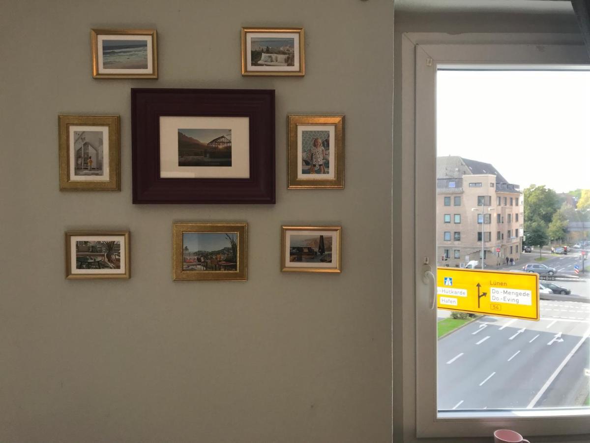 Tm Aparts Dortmund Dış mekan fotoğraf A window with a yellow sticker