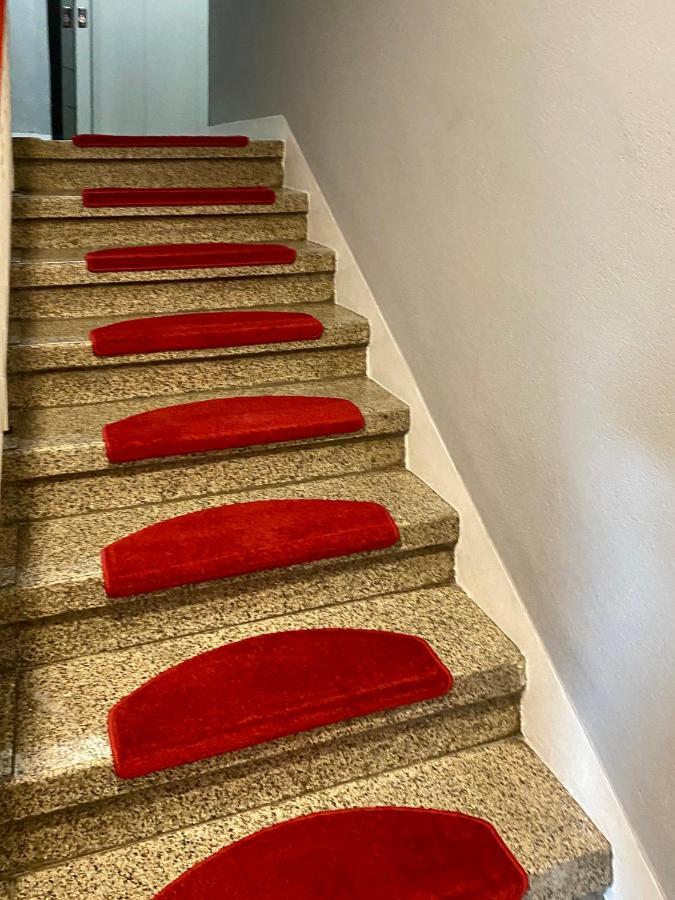 Tm Aparts Dortmund Dış mekan fotoğraf Carpet on a staircase
