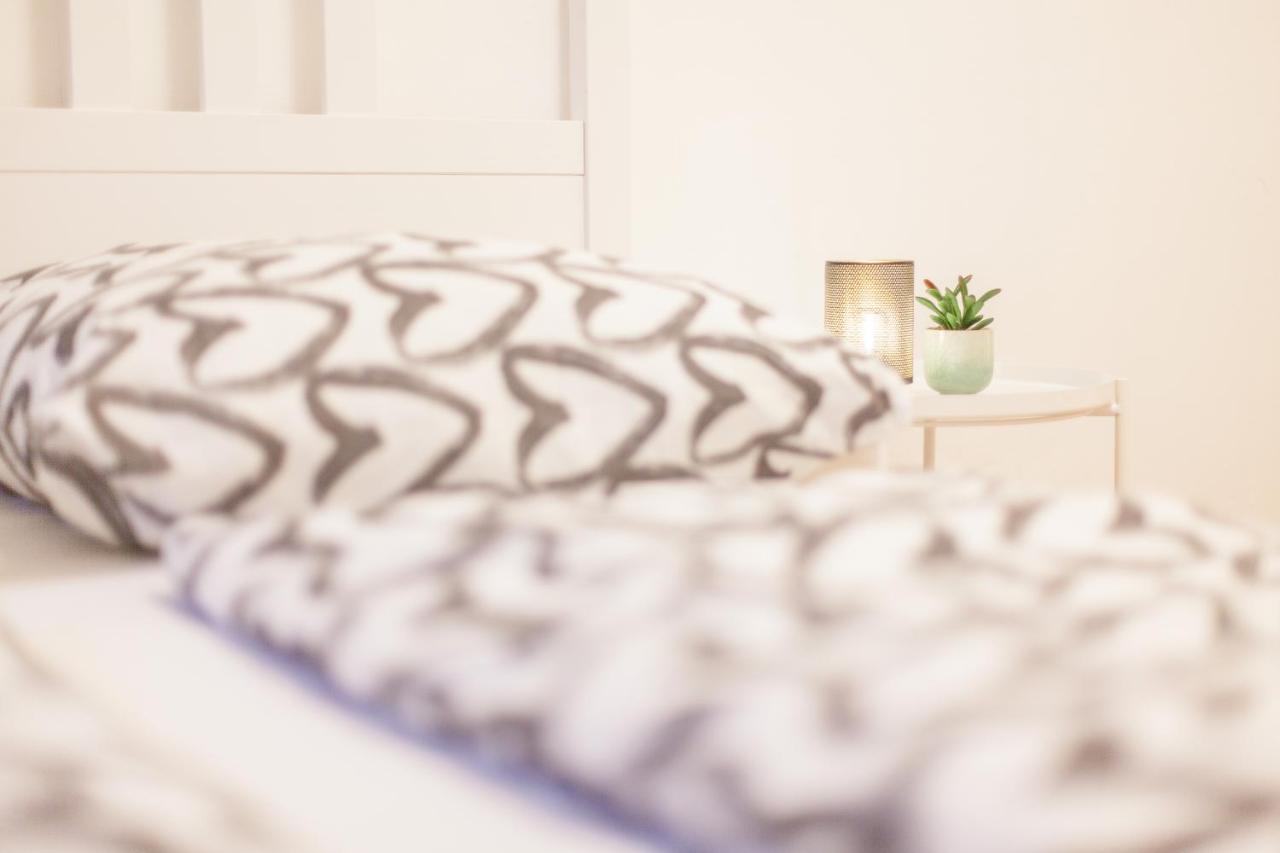 Tm Aparts Dortmund Dış mekan fotoğraf A bed with a throw