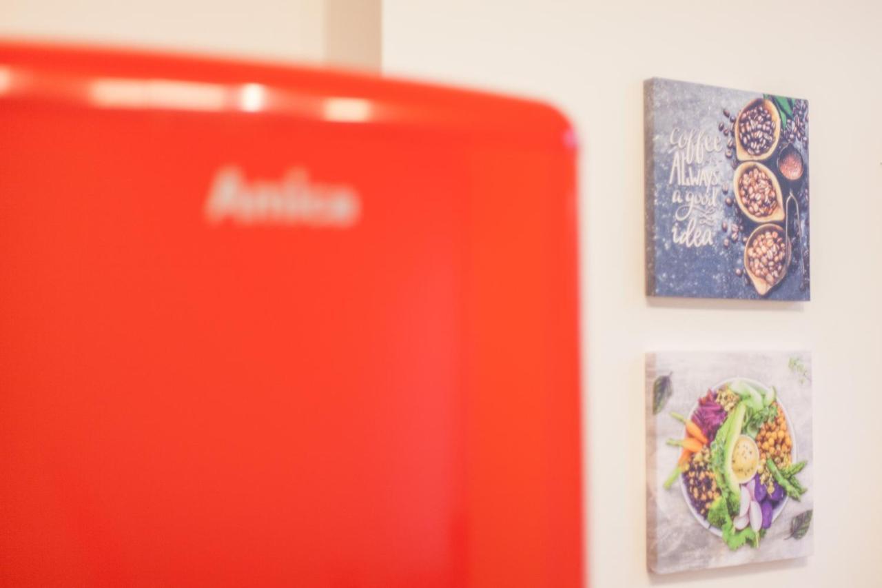 Tm Aparts Dortmund Dış mekan fotoğraf A Smeg refrigerator